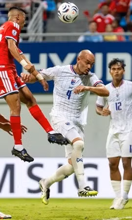 Singapore (áo đỏ) đang đối mặt khó khăn sau thất bại trên sân nhà. (Nguồn: aseanutdfc)