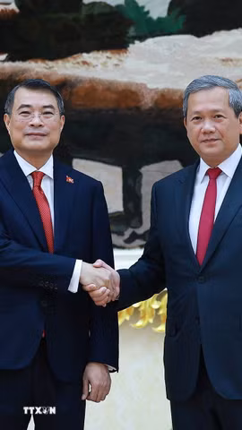 Thủ tướng Hun Manet đón Thủ tướng Lê Minh Hưng thăm chính thức Vương quốc Campuchia. (Ảnh: Dương Giang/TTXVN)