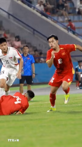 U20 Việt Nam (áo đỏ) buộc phải thắng sau khi để thua U20 Triều Tiên. (Ảnh: Hoàng Hùng/TTXVN)