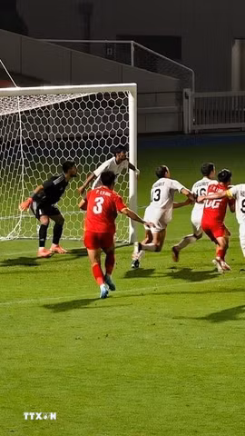 Ngọc Mỹ bật cao đánh đầu làm tung lưới Kuwait gỡ hoà 1-1 cho U23 Việt Nam. (Ảnh: Nguyễn Tuyến/TTXVN)
