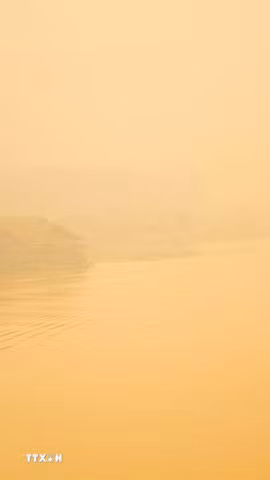 Khói mù do cháy rừng và cháy đất bao trùm thành phố Palangka Raya, bang Trung Kalimantan, Indonesia, ngày 12/10. (Ảnh: THX/TTXVN phát)
