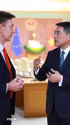 Thủ tướng Lê Minh Hưng trao đổi với ông Julien Guerrier, Đại sứ, Trưởng Phái đoàn Liên minh châu Âu (EU) tại Việt Nam. (Ảnh: Dương Giang/TTXVN)