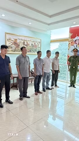 Các đối tượng tại cơ quan công an. (Ảnh: TTXVN phát)