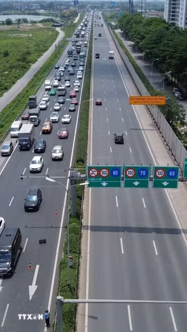 Các phương tiện trên cao tốc Pháp Vân-Cầu Giẽ hướng vào trung tâm Hà Nội. (Ảnh: Quốc Khánh/TTXVN)