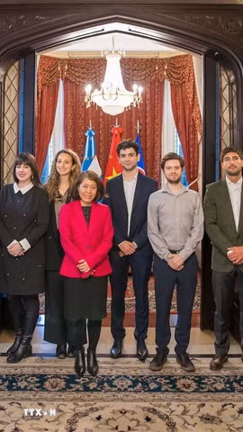 Đại sứ Ngô Minh Nguyệt và nhóm chuyên gia trẻ của Hội đồng Quan hệ Đối ngoại Argentina (CARI). (Ảnh: Thanh Tùng/TTXVN)