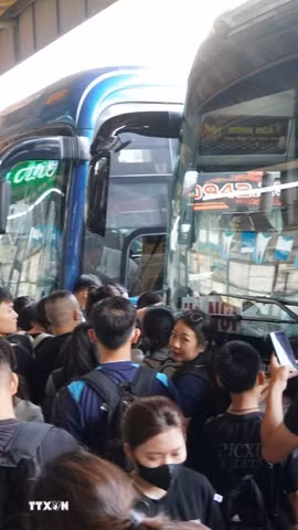 Không khí hối hả, tất bật hiện rõ trên từng khu vực chờ xe. (Ảnh: Nguyễn Thắng/TTXVN)