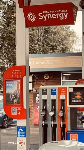 Một trạm xăng Esso ở Tây London. (Ảnh: Hương Giang/TTXVN)