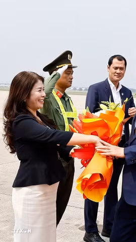 Phó Chủ nhiệm Văn phòng Quốc hội Lê Thu Hà; Phó Chủ nhiệm Văn phòng Quốc hội, Trợ lý Chủ tịch Quốc hội Nguyễn Tiến Khoa; Phó Chủ nhiệm Ủy ban Quốc phòng, An ninh và Đối ngoại Trần Đức Thuận đón Chủ tịch Quốc hội Trần Thanh Mẫn tại sân bay Quốc tế Nội Bài, Hà Nội. (Ảnh: Doãn Tấn/TTXVN)