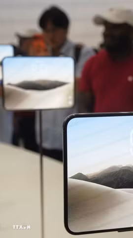 Tập đoàn Apple giới thiệu mẫu điện thoại gập đầu tiên của hãng iPhone Duo tại trụ sở Apple Park ở Cupertino, bang California, Mỹ, ngày 9/9/2026. (Ảnh: THX/TTXVN phát)