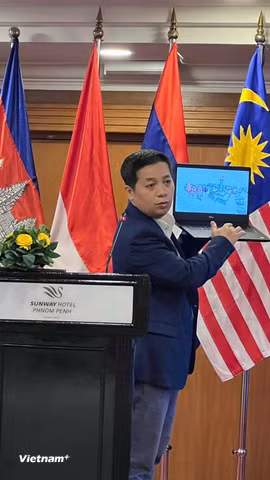 Nhà báo Võ Hoàng Long, Phó Trưởng phòng Biên tập của Báo Điện tử VietnamPlus, Thông tấn xã Việt Nam (TTXVN), chia sẻ kinh nghiệm về chuyển đổi số tại sự kiện. (Ảnh: Vũ Hoàng/Vietnam+)