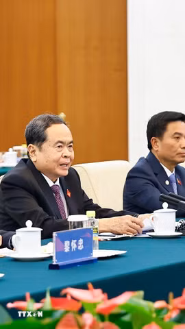 Chủ tịch Quốc hội Trần Thanh Mẫn và thành viên đoàn cấp cao Việt Nam tại cuộc hội kiến Chủ tịch Chính hiệp toàn quốc Trung Quốc Vương Hộ Ninh. (Ảnh: Doãn Tấn/TTXVN)