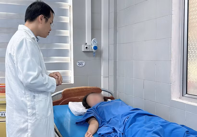 Bác sĩ thăm khám, theo dõi tình trạng cho bệnh nhân. (Ảnh: PV/Vietnam+)