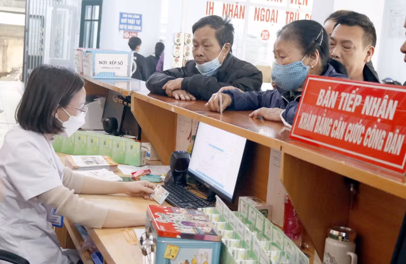 Người dân làm thủ tục khám chữa bệnh bảo hiểm y tế. (Ảnh: PV/Vietnam+)