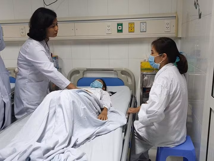 Bác sỹ Hoa khám cho bệnh nhân trước khi mổ. (Ảnh: PV/Vietnam+)