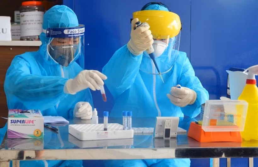  Xét nghiệm nhanh virus SARS-CoV-2 cho người dân tại trạm xét nghiệm nhanh huyện Thanh Oai. (Ảnh: TTXVN)