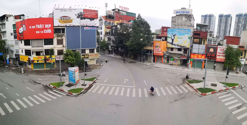 Đường phố Hà Nội vắng lặng trong những ngày giãn cách xã hội. (Ảnh: Thanh Tùng/TTXVN)