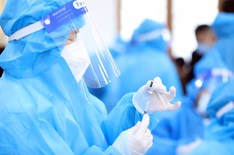 Lực lượng y tế chuẩn bị vaccine phòng COVID-19. (Ảnh: Anh Tuấn/TTXVN)