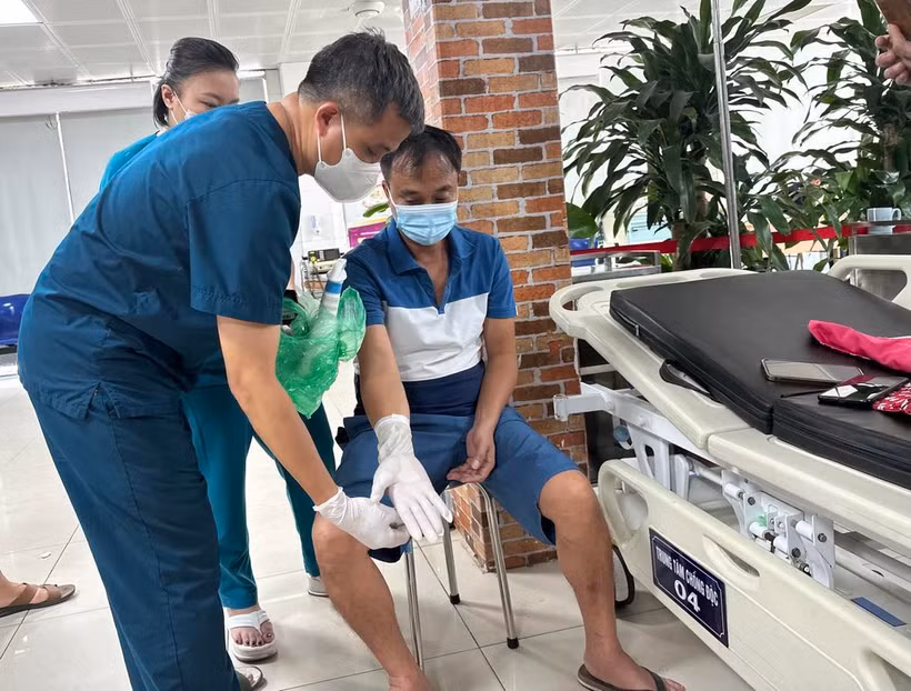 Tiến sỹ Nguyễn Trung Nguyên khám cho bệnh nhân khi vào cấp cứu. (Ảnh: T.G/Vietnam+)
