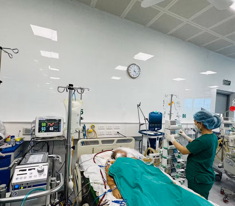 Bệnh nhân mắc cúm B trong tình trạng nặng đang điều trị tại Bệnh viện bệnh Nhiệt đới Trung ương.(Ảnh: PV/Vietnam+)