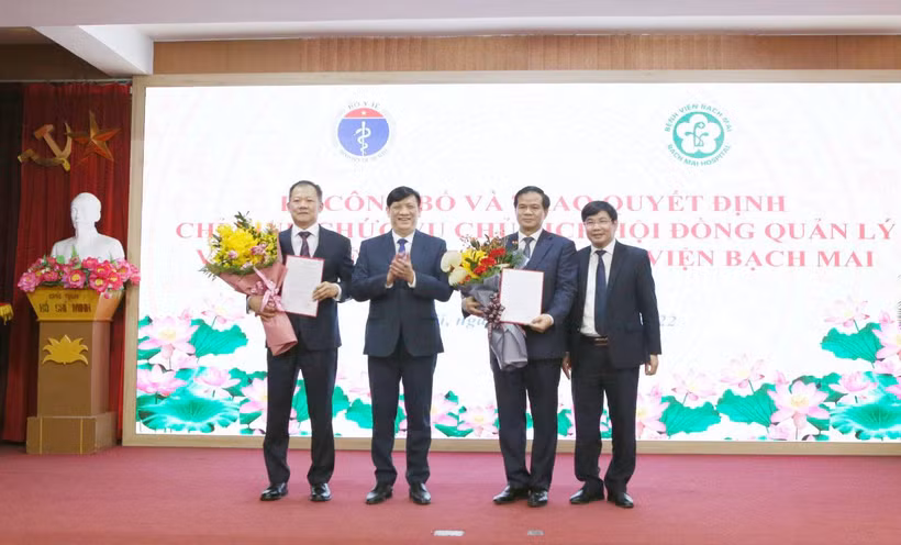 Bộ trưởng Bộ Y tế Nguyễn Thanh Long trao quyết định bổ nhiệm Giám đốc và chỉ định Chủ tịch Hội đồng quản lý Bệnh viện Bạch Mai. (Ảnh: PV/Vietnam+)
