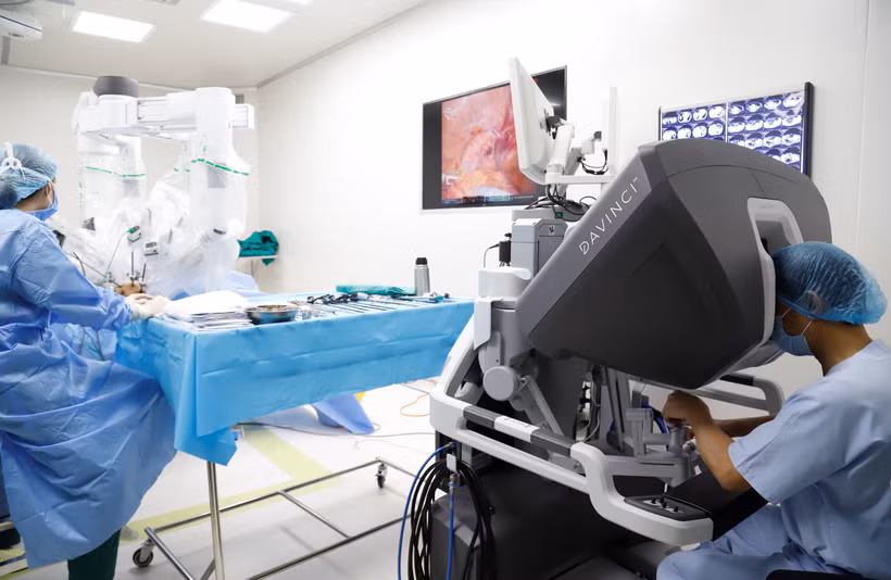 Phẫu thuật nội soi với hệ thống Robot Da Vinci Xicho người bệnh ung thư tại Bệnh viện K. (Ảnh: PV/Vietnam+)