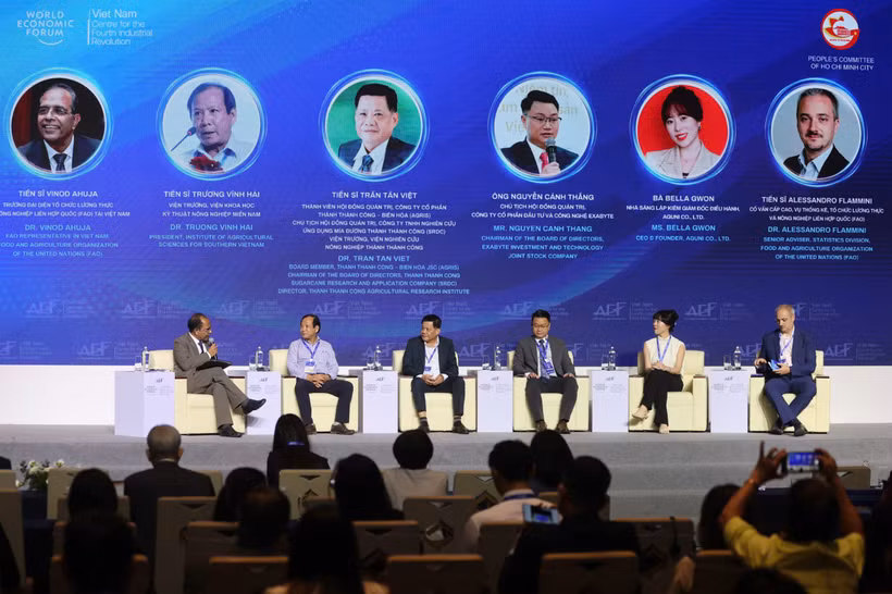 Các diễn giả tham gia phiên Thảo luận: Định hình Nông nghiệp Thông minh: Dữ liệu, Công nghệ và Chuối Giá trị Nông sản - Thực phẩm bền vững. (Ảnh: PV/Vietnam+)