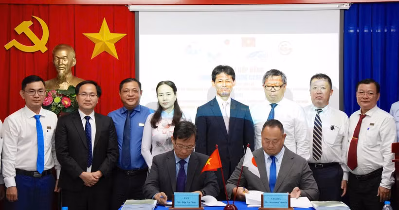 Lễ ký kết giữa JICA với Ban Quản lý Dự án Đầu tư Xây dựng Hạ tầng Đô thị Thành phố Hồ Chí Minh (UICI) và Công ty Cổ phần Kỹ thuật Yasuda. (Ảnh: PV/Vietnam+)
