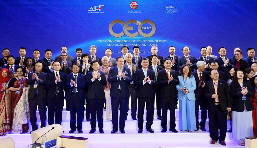 Các đại biểu tham dự Chương trình CEO500 với chủ đề “Sự hội tụ của đầu tư trực tiếp nước ngoài, công nghệ và dòng chảy tài chính toàn cầu”. (Ảnh: PV/Vietnam+)