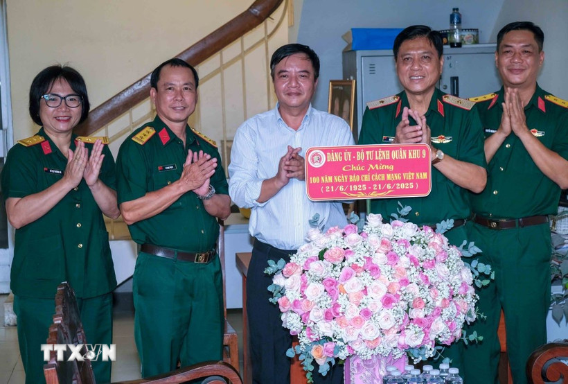 Đoàn công tác của Đảng ủy, Bộ Tư lệnh Quân khu 9 thăm, chúc mừng CQTT TTXVN tại thành phố Cần Thơ nhân dịp kỷ niệm 100 năm Ngày Báo chí Cách mạng Việt Nam (21/6/1925-21/6/2025). (Ảnh: Thanh Liêm/TTXVN)