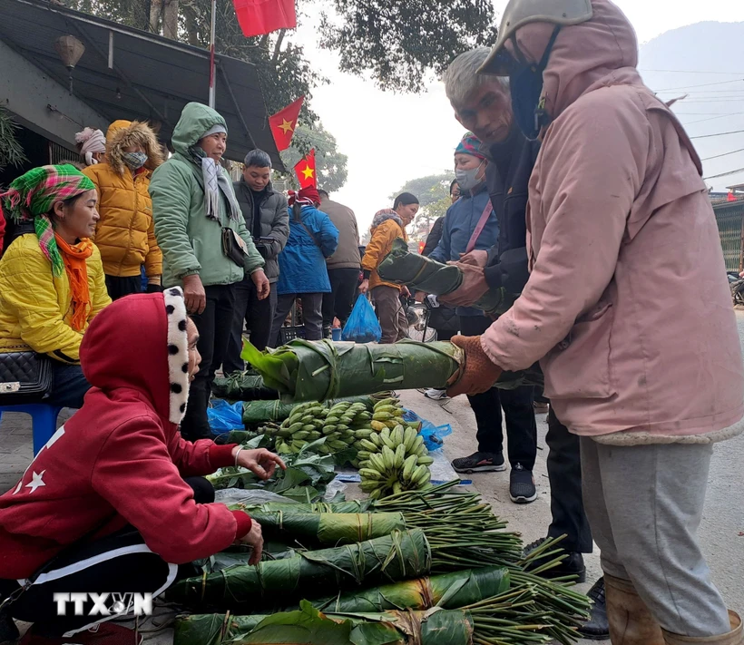 Người dân ở nhiều xã tập trung về chợ vùng cao biên giới Minh Tân (Hà Giang) mua lá dong về gói bánh chưng tết. (Ảnh: Đức Thọ/TTXVN.)