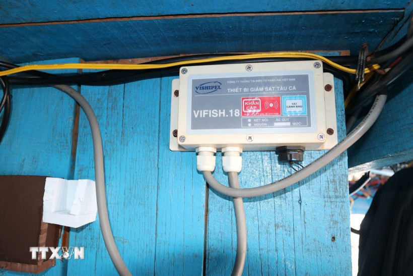 Thiết bị giám sát hành trình lắp đặt trên tàu cá của ngư dân. (Ảnh: Nguyễn Thành/TTXVN)