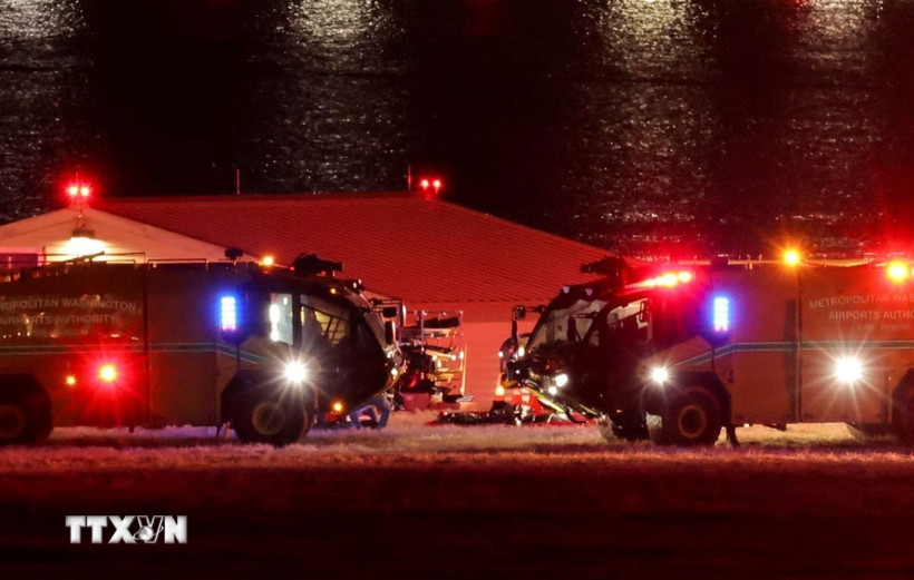 Công tác cứu hộ được triển khai tại hiện trường vụ va chạm giữa máy bay chở khách của Hãng hàng không American Airlines với trực thăng BlackHawk của quân đội ở Washington, Mỹ ngày 30/1/2025. (Ảnh: ReutersTTXVN)