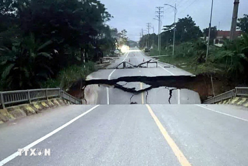 Mố cầu Tát Luông bị sụt lún khoảng 2m so với ban đầu. (Ảnh: TTXVN phát)
