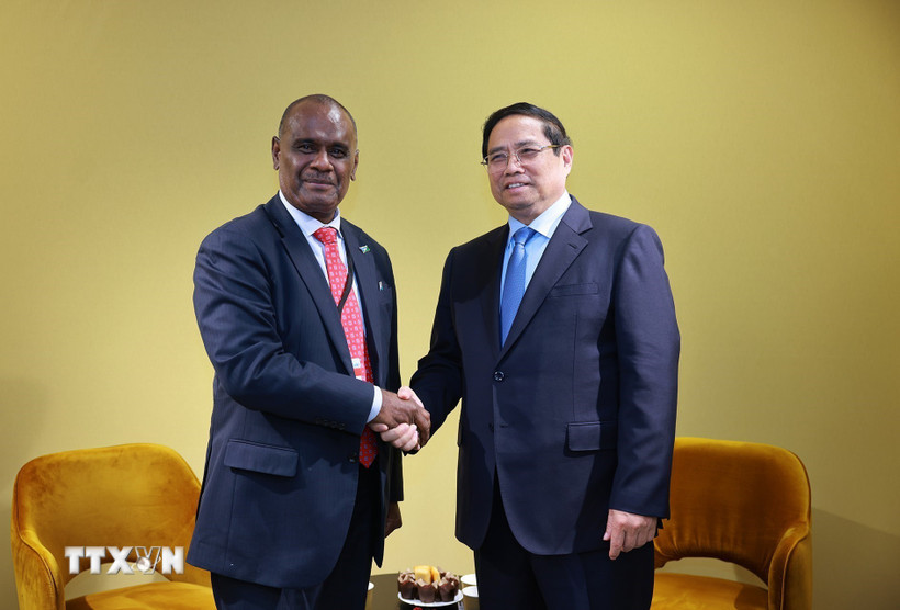 Thủ tướng Phạm Minh Chính gặp Thủ tướng Quần đảo Solomon Jeremiah Manele. (Ảnh: Dương Giang/TTXVN)