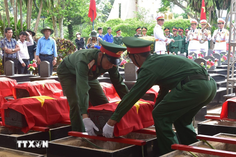 Hài cốt các liệt sỹ quân tình nguyện và chuyên gia Việt Nam được yên nghỉ tại Nghĩa trang liệt sỹ tỉnh Đắk Lắk. (Ảnh: Nguyên Dung/TTXVN)