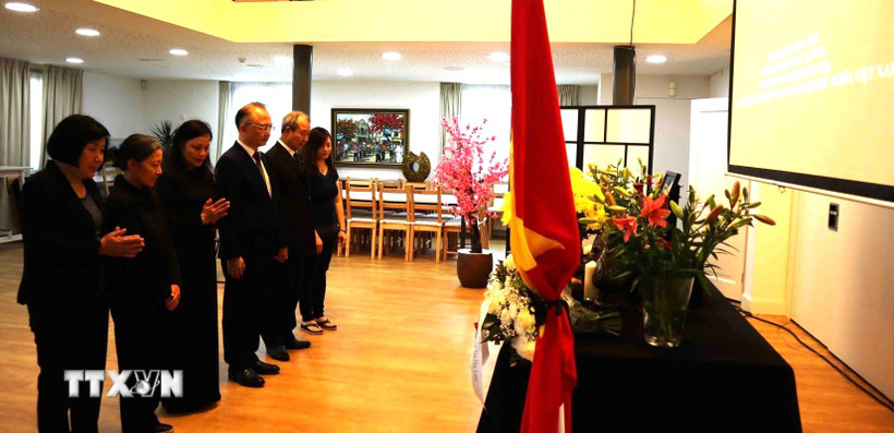 Đại diện Ban chấp hành Hội người Việt Nam tại Hà Lan viếng nguyên Chủ tịch nước Trần Đức Lương. (Ảnh: TTXVN phát)