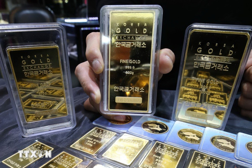 Vàng miếng được bày bán tại sàn giao dịch vàng ở Seoul, Hàn Quốc. (Ảnh: Yonhap/TTXVN)