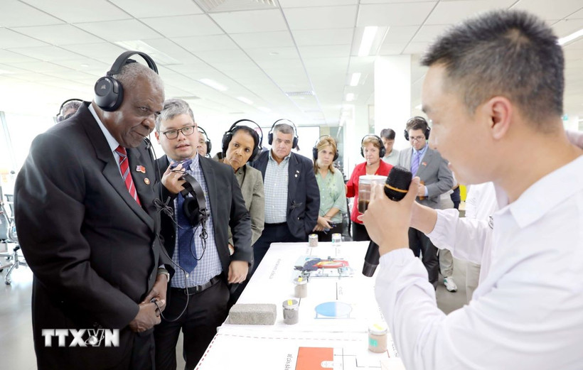 Chủ tịch Quốc hội Cuba Esteban Lazo Hernandez và đoàn công tác thăm Nhà máy Nestlé Bông Sen (Khu công nghiệp Thăng Long II). (Ảnh: Thế Duyệt/TTXVN)