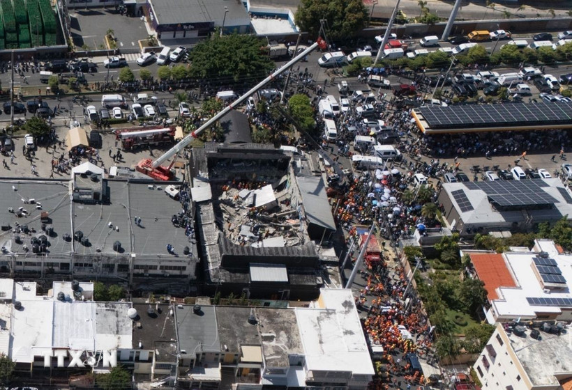 Hiện trường vụ sập mái hộp đêm ở thủ đô Santo Domingo, CH Dominicana ngày 8/4/2025. (Ảnh: THX/TTXVN)