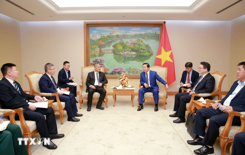 Phó Thủ tướng Trần Hồng Hà tiếp ông Vương Ba, Tổng Giám đốc Công ty hữu hạn Tập đoàn Cục 6 Đường sắt Trung Quốc. (Ảnh: TTXVN phát)