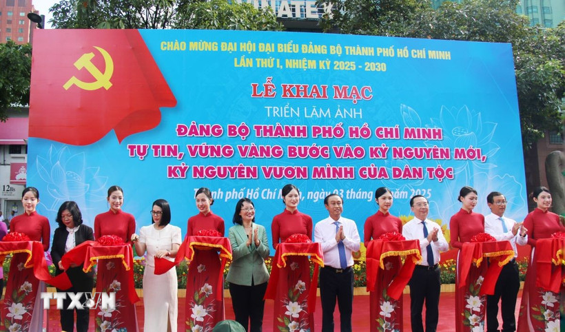 Đại biểu cắt băng khai mạc Triển lãm. (Ảnh: Thu Hương/TTXVN)