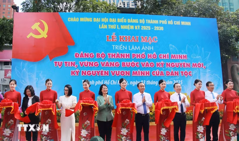 Đại biểu cắt băng khai mạc Triển lãm. (Ảnh: Thu Hương/TTXVN)