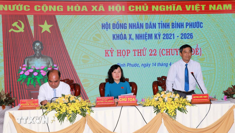 Phó Chủ tịch Hội đồng Nhân dân tỉnh Huỳnh Hữu Thiết phát biểu tại cuộc họp. (Ảnh: Đậu Tất Thành/TTXVN)