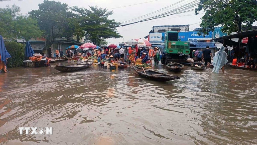 Nhiều khu dân cư nằm ở hạ lưu sông Bồ thuộc phường Kim Trà vẫn còn ngập sâu. (Ảnh: Hải Âu/TTXVN)