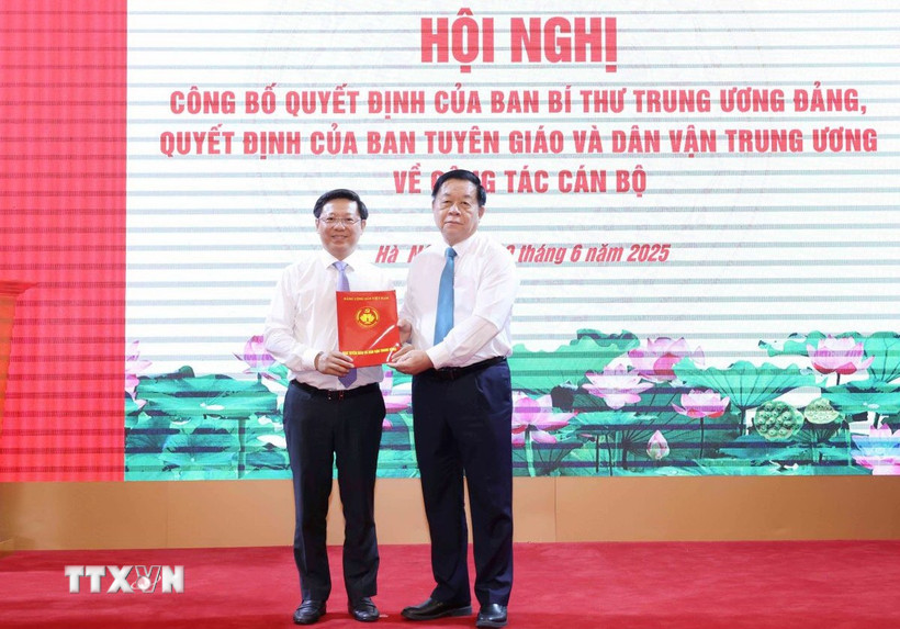 Ông Nguyễn Trọng Nghĩa, Ủy viên Bộ Chính trị, Bí thư Trung ương Đảng, Trưởng Ban Tuyên giáo và Dân vận Trung ương trao Quyết định của Ban Bí thư cho ông Trần Thanh Lâm. (Ảnh: Phương Hoa/TTXVN)