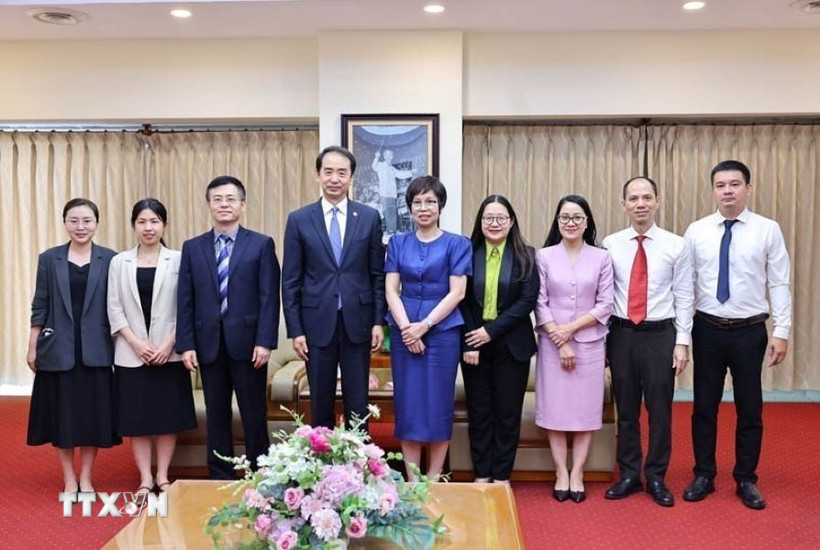 Tổng Giám đốc Thông tấn xã Việt Nam Vũ Việt Trang, Đại sứ Trung Quốc tại Việt Nam Hà Vĩ cùng các đại biểu. (Ảnh: Minh Đức/TTXVN)