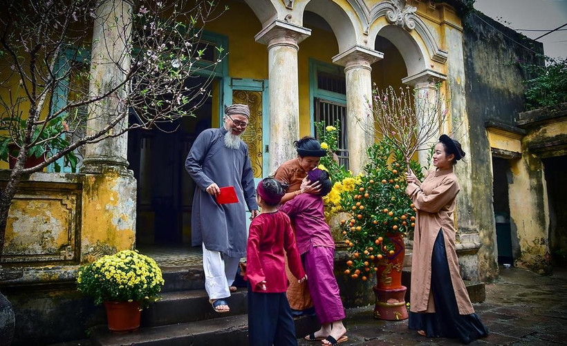 Phong tục xông đất (hay còn gọi là xông nhà), một nét đẹp văn hóa truyền thống của người Việt trong lễ Tết Nguyên Đán.