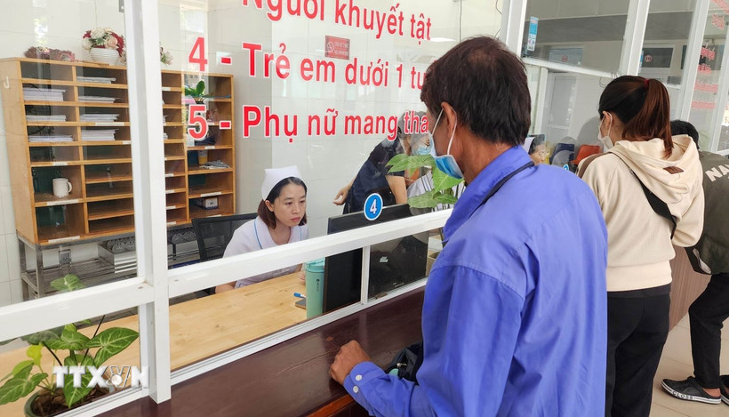 Khu vực đăng ký khám chữa bệnh. (Ảnh: Đậu Tất Thành/TTXVN)