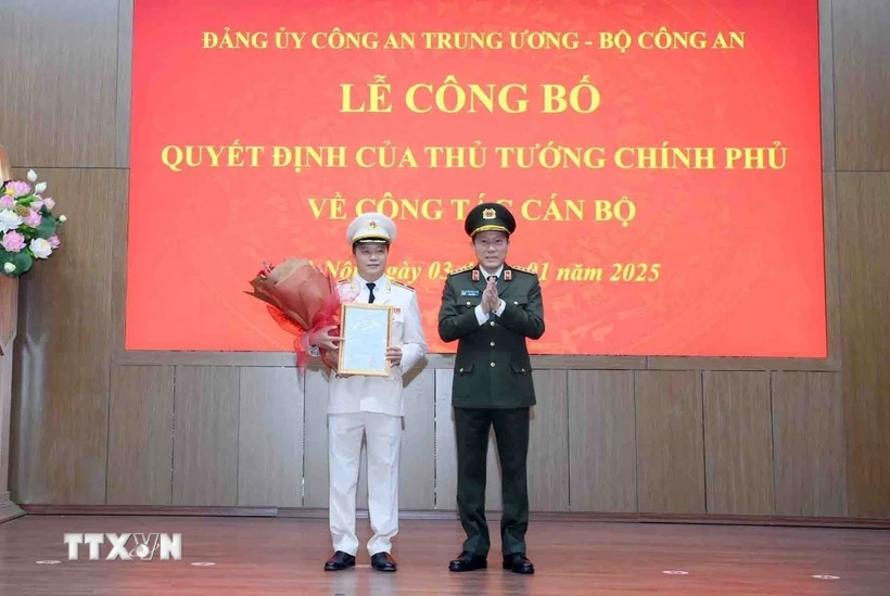 Đại tướng Lương Tam Quang, Bộ trưởng Bộ Công an trao Quyết định của Thủ tướng Chính phủ về việc bổ nhiệm Thiếu tướng Đặng Hồng Đức, Ủy viên Đảng uỷ Công an Trung ương, Chánh Văn phòng Bộ Công an giữ chức vụ Thứ trưởng Bộ Công an. (Ảnh: TTXVN phát)