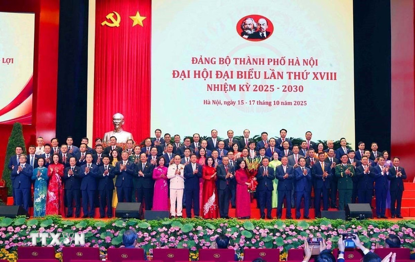 Đồng chí Trần Cẩm Tú, Ủy viên Bộ Chính trị, Thường trực Ban Bí thư tặng hoa Ban Chấp hành Đảng bộ thành phố Hà Nội lần thứ 18, nhiệm kỳ 2025-2030 ra mắt Đại hội. (Ảnh: Văn Điệp/TTXVN)